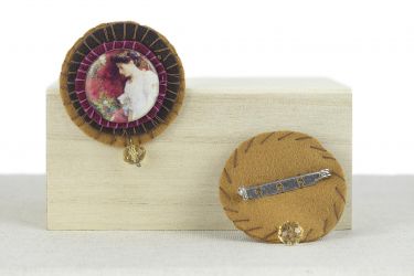 Broche con imagen de Hassam