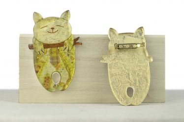 Broche GATO EN RAMA amarillo resina