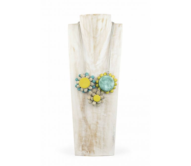 Collar con tres flores