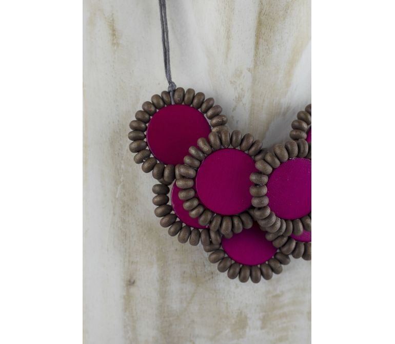 Collar con flores