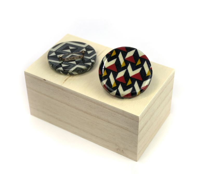 Broche con dibujos geometricos