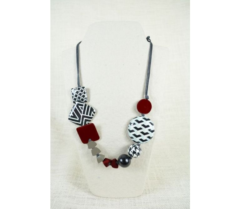 Collar multipiezas en rojo y negro