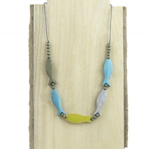  Collar corto con cinco peces 