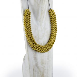  Collar con discos entrelazados WOOD, STONE AND RESIN NECKLACES FOR WOMEN